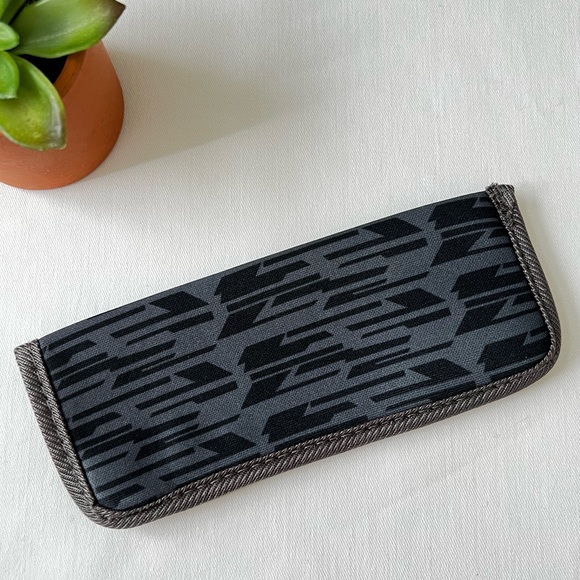 Black and grey soft eyeglasses case - Picture 3 of 3